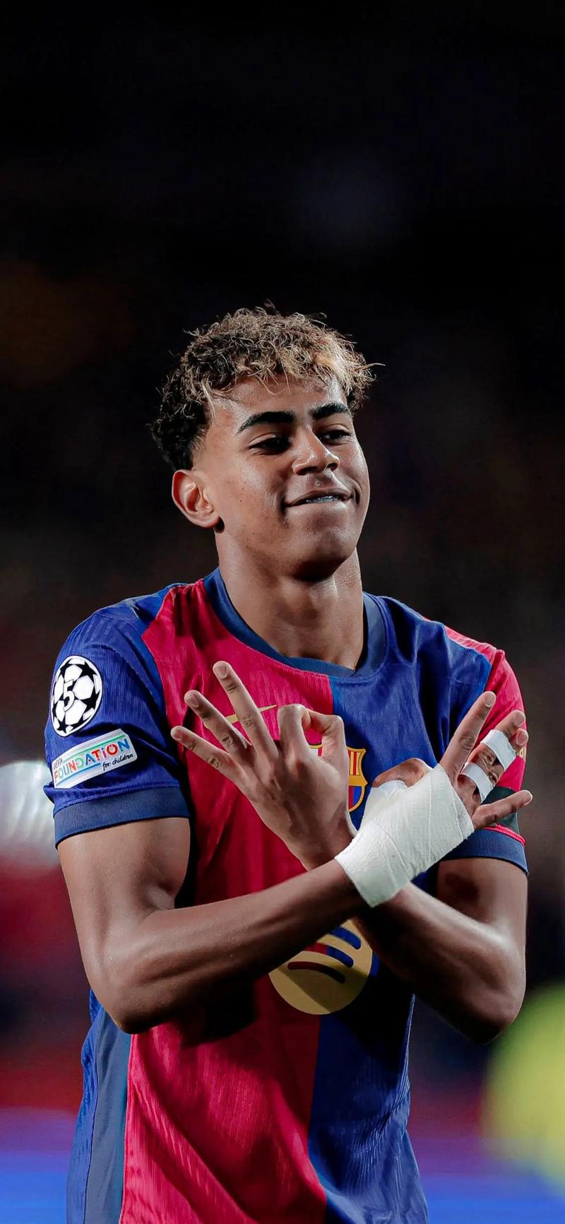 山东男篮险胜北京男篮，以4分优势晋级八强，双方激烈争夺，关键球员表现突出。（鏖战四节，山东男篮4分险胜北京晋级八强，关键球员发挥抢眼）