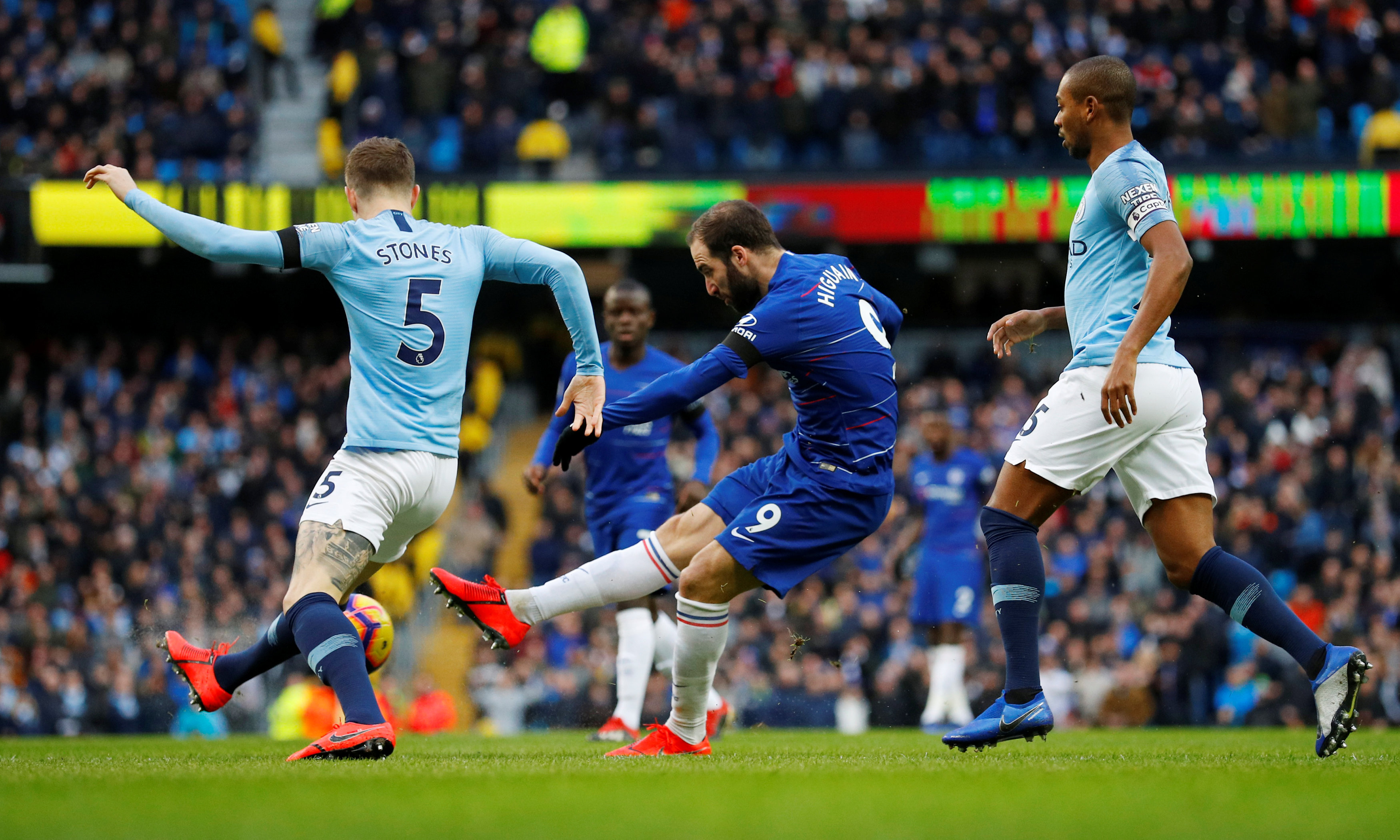 奥格斯堡0-0云达不莱梅，施密德错失良机（奥格斯堡与云达不莱梅0-0收场，施密德挥霍良机）