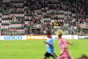 门将连续零封，稳定球队防线（门将连场零失球，稳固球队后防）