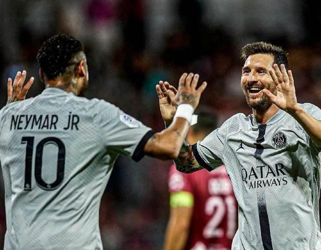 切尔西客场1-3不敌利兹联，终结7场不败，排名跌至第四，利兹联成功跳出降级区。（客场1-3不敌利兹，切尔西七场不败告终跌至第4，利兹脱离降级区）