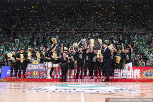 带领桑托斯成功逃离降级区，内马尔赛后动情落泪（内马尔率桑托斯脱离降级区，赛后激动落泪）