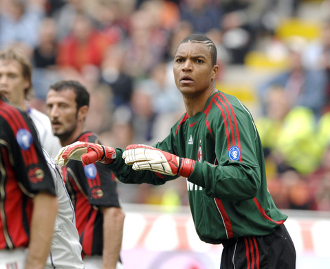 足球报：本土教练担纲国足主帅的可能性大增，邵佳一已报名（足球报：本土教头接任国足主帅概率走高，邵佳一已报名）