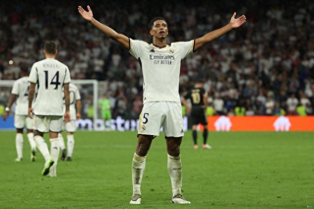 拉美媒体：拜仁、曼联、马竞追逐厄瓜多尔17岁中场卡斯蒂略（拉媒：拜仁、曼联、马竞竞相争夺厄瓜多尔17岁中场新星卡斯蒂略）