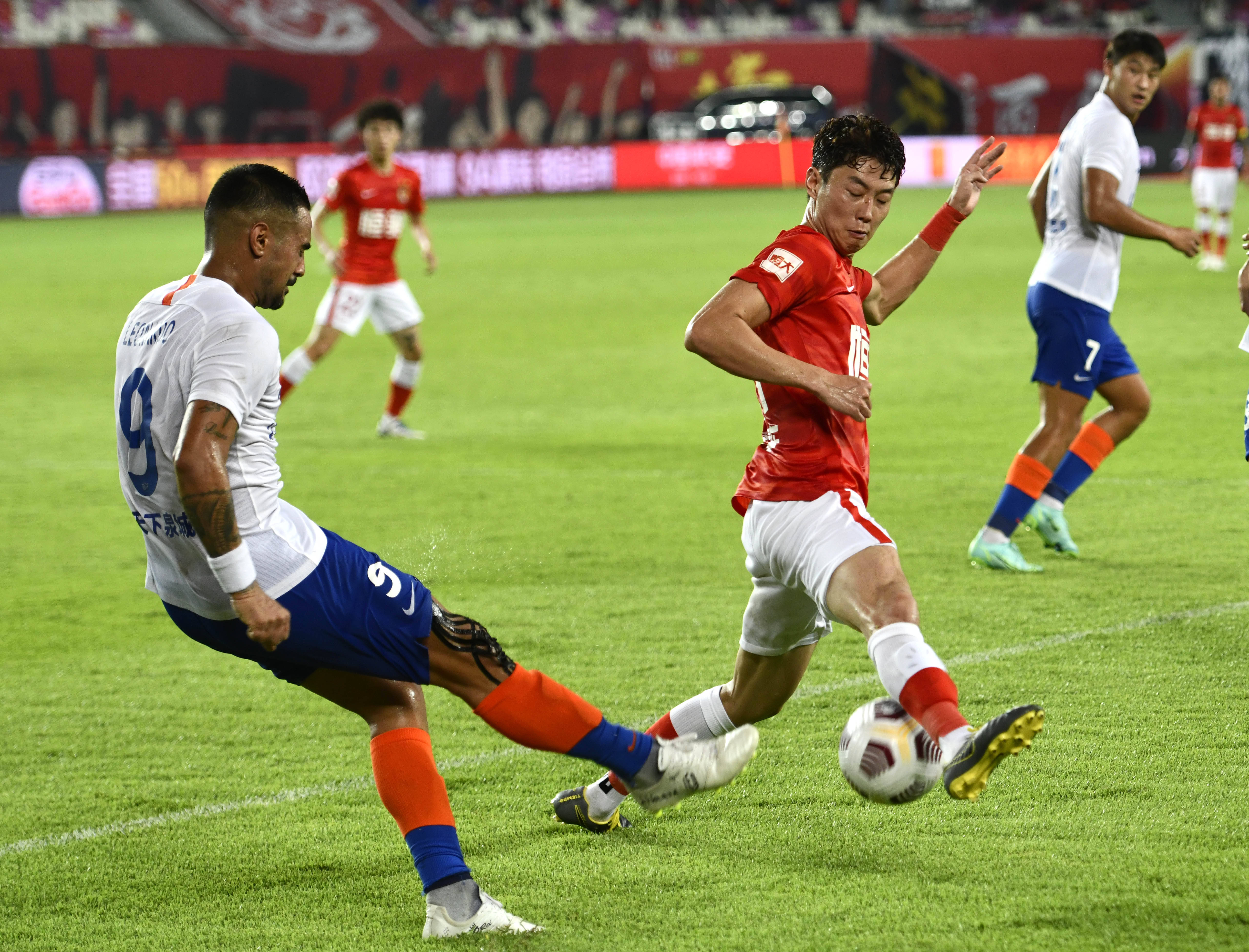 斯科尔斯、卡拉格都认为：哈白布是足球历史上最佳中场组合（斯科尔斯与卡拉格一致认同：哈白布是足坛史上最强中场组合）