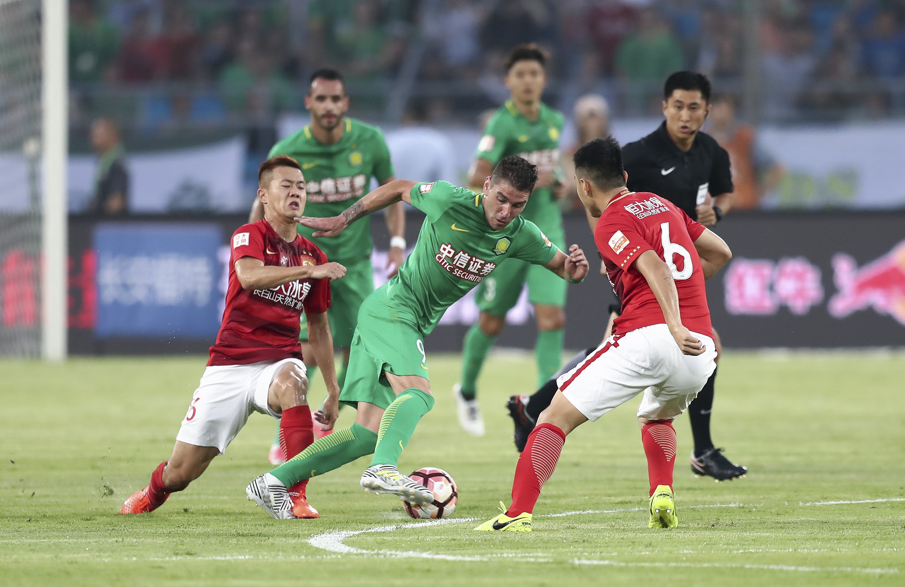 蓉城第90分钟遭扳平！李扬送点，神户点射破门2-2扳平蓉城（蓉城第90分钟遭追平：李扬送点，神户点球命中将比分改写为2-2）